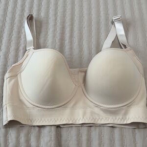 Beige bra, wide that allows you to collect the entire breast properly